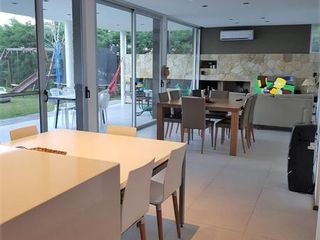 Foto 3 de alquiler CASA de SUPER DISEÑO, Pileta Climatizada.- Mensual