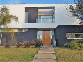 Foto 1 de alquiler CASA de SUPER DISEÑO, Pileta Climatizada.- Mensual