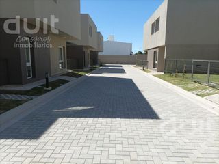 Foto 2 de Casa en alquiler 3 dormitorios y 3 baños en Housing - La Calandria