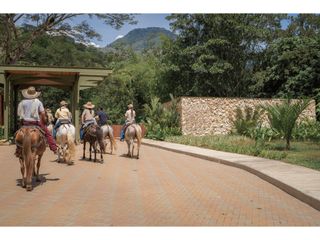 Foto 6 de Vendo hermoso lote con vista sector Bolombolo, unidad cerrada