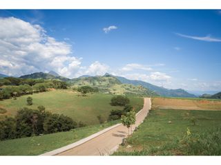 Foto 4 de Vendo hermoso lote con vista sector Bolombolo, unidad cerrada