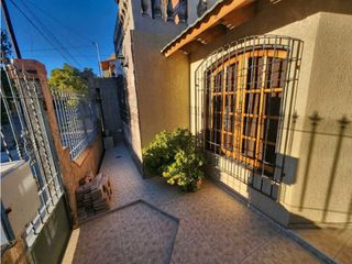 Foto 1 de VENTA DE ESPECTACULAR CASA DE 2 PLANTAS, EN  PLENO CENTRO DE RIVADAVIA