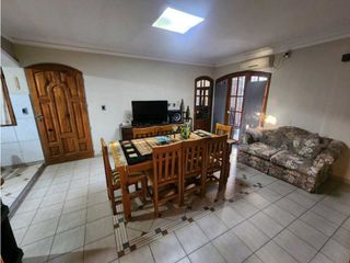 Foto 7 de VENTA DE ESPECTACULAR CASA DE 2 PLANTAS, EN  PLENO CENTRO DE RIVADAVIA