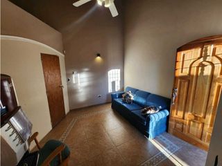Foto 3 de VENTA DE ESPECTACULAR CASA DE 2 PLANTAS, EN  PLENO CENTRO DE RIVADAVIA