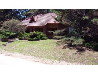 Foto 2 de CHALET EN EXCELENTE UBICACION