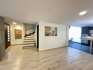 Foto 1 de En venta amplia casa de 3 niveles en Santa Bárbara, Bogotá