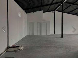 Foto 2 de Local en ALQUILER - 135m2 - plaza comercial - playa chica - valle de los chillos