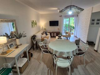 Foto 2 de IMPERDIBLE DEPARTAMENTO EN VENTA DE 2 DORMITORIOS CON PISCINA Y JARDÍN DE USO EXCLUSIVO.-