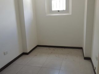 Foto 10 de Oficina en  alquiler. Zona Güemes. Contrafrente. Primer piso por escalera. Luminosa