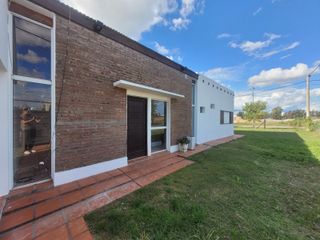 Foto 1 de Alquiler casa Fisherton con pileta y parrillero - Hostal del