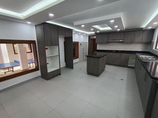 Foto 12 de Casa en Alquiler en Lomas de Monteserrín – Elegancia y Confort Moderno