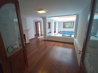 Foto 18 de Casa en Alquiler en Lomas de Monteserrín – Elegancia y Confort Moderno