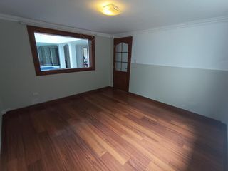 Foto 28 de Casa en Alquiler en Lomas de Monteserrín – Elegancia y Confort Moderno