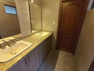 Foto 33 de Casa en Alquiler en Lomas de Monteserrín – Elegancia y Confort Moderno