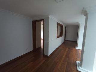 Foto 27 de Casa en Alquiler en Lomas de Monteserrín – Elegancia y Confort Moderno