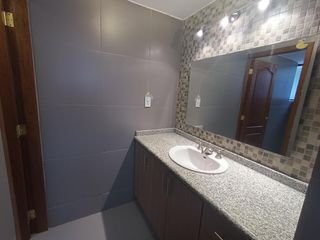 Foto 31 de Casa en Alquiler en Lomas de Monteserrín – Elegancia y Confort Moderno