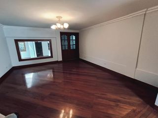 Foto 11 de Casa en Alquiler en Lomas de Monteserrín – Elegancia y Confort Moderno