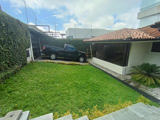Foto 3 de Casa en Alquiler en Lomas de Monteserrín – Elegancia y Confort Moderno