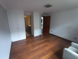 Foto 32 de Casa en Alquiler en Lomas de Monteserrín – Elegancia y Confort Moderno