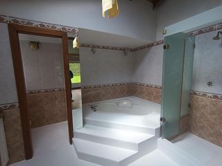 Foto 24 de Casa en Alquiler en Lomas de Monteserrín – Elegancia y Confort Moderno