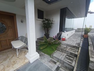 Foto 5 de Casa en Alquiler en Lomas de Monteserrín – Elegancia y Confort Moderno