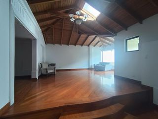 Foto 7 de Casa en Alquiler en Lomas de Monteserrín – Elegancia y Confort Moderno