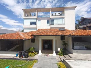 Foto 1 de Casa en Alquiler en Lomas de Monteserrín – Elegancia y Confort Moderno