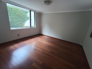 Foto 29 de Casa en Alquiler en Lomas de Monteserrín – Elegancia y Confort Moderno