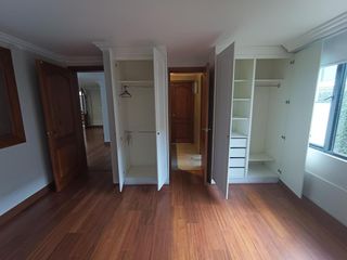 Foto 35 de Casa en Alquiler en Lomas de Monteserrín – Elegancia y Confort Moderno