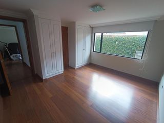 Foto 36 de Casa en Alquiler en Lomas de Monteserrín – Elegancia y Confort Moderno