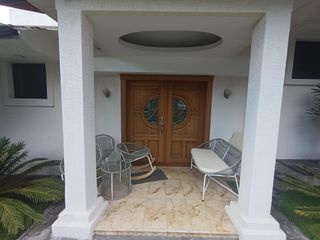 Foto 4 de Casa en Alquiler en Lomas de Monteserrín – Elegancia y Confort Moderno