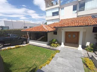 Foto 2 de Casa en Alquiler en Lomas de Monteserrín – Elegancia y Confort Moderno
