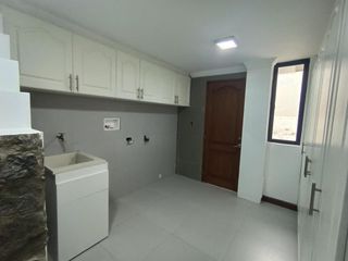 Foto 15 de Casa en Alquiler en Lomas de Monteserrín – Elegancia y Confort Moderno