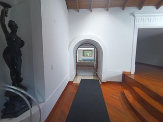 Foto 6 de Casa en Alquiler en Lomas de Monteserrín – Elegancia y Confort Moderno
