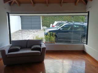 Foto 9 de Casa en Alquiler en Lomas de Monteserrín – Elegancia y Confort Moderno