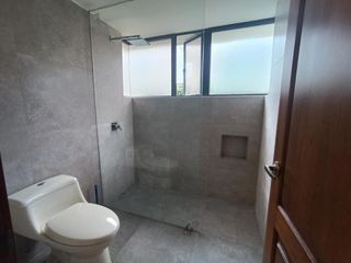 Foto 34 de Casa en Alquiler en Lomas de Monteserrín – Elegancia y Confort Moderno