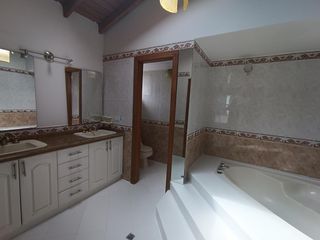 Foto 23 de Casa en Alquiler en Lomas de Monteserrín – Elegancia y Confort Moderno