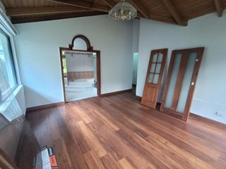 Foto 20 de Casa en Alquiler en Lomas de Monteserrín – Elegancia y Confort Moderno