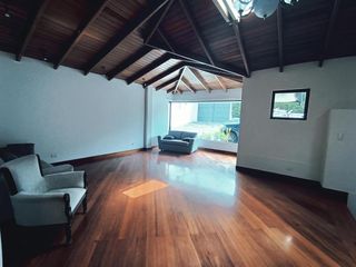 Foto 8 de Casa en Alquiler en Lomas de Monteserrín – Elegancia y Confort Moderno