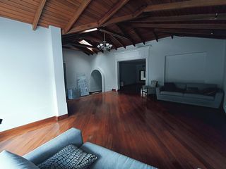 Foto 10 de Casa en Alquiler en Lomas de Monteserrín – Elegancia y Confort Moderno