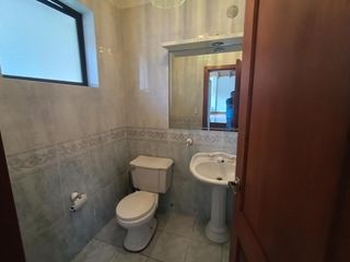 Foto 37 de Casa en Alquiler en Lomas de Monteserrín – Elegancia y Confort Moderno