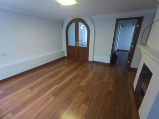 Foto 25 de Casa en Alquiler en Lomas de Monteserrín – Elegancia y Confort Moderno