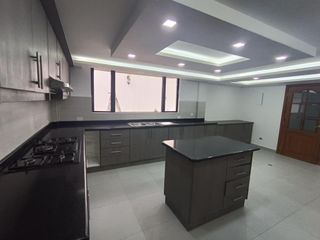 Foto 13 de Casa en Alquiler en Lomas de Monteserrín – Elegancia y Confort Moderno