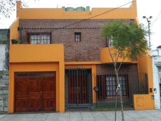 Foto 1 de Chalet en venta de 4 dormitorios c/ cochera en Villa Lugano