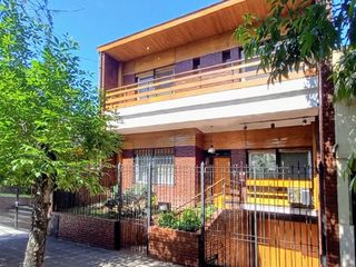 Foto 1 de Casa 6 ambientes Parque Pileta VENTA Urquiza