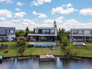 Foto 2 de VENTA CASA A LA LAGUNA, BARRIO ACACIAS, PUERTOS!