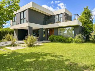 Foto 1 de VENTA CASA A LA LAGUNA, BARRIO ACACIAS, PUERTOS!