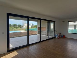 Foto 11 de EXCELENTE CASA 5 AMBIENTES EN EL CANTON VENTA
