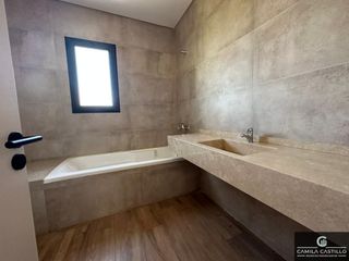 Foto 6 de EXCELENTE CASA 5 AMBIENTES EN EL CANTON VENTA