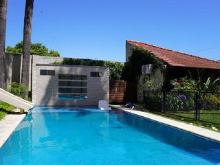 Foto 1 de Venta Casa 12 amb con Pileta en Lomas de Zamora